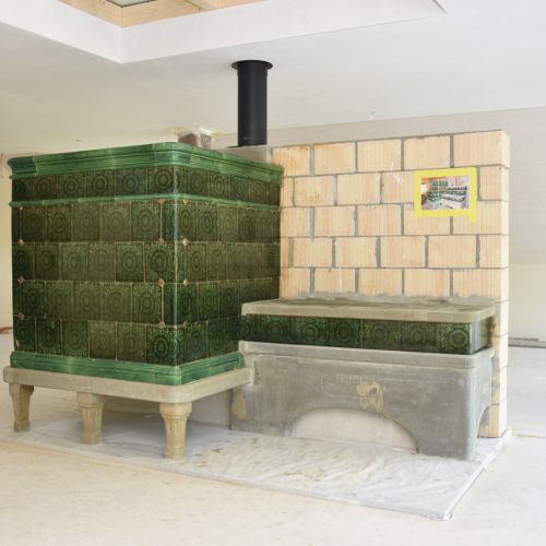 Patronierter Kachelofen mit Sitzbank Weiningen ZH