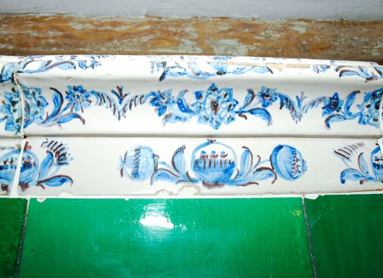 KACHELOFEN MIT BEMALTEN SIMSEN