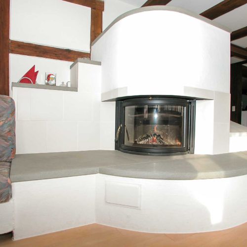 Speichercheminée mit rauchgasbeheizter Sitzbank