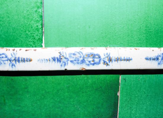 KACHELOFEN MIT BEMALTEN SIMSEN