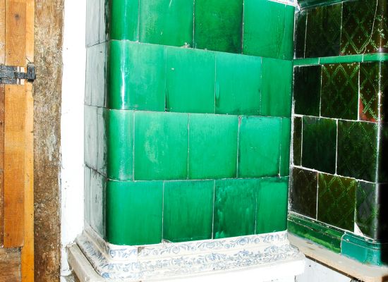 KACHELOFEN MIT BEMALTEN SIMSEN